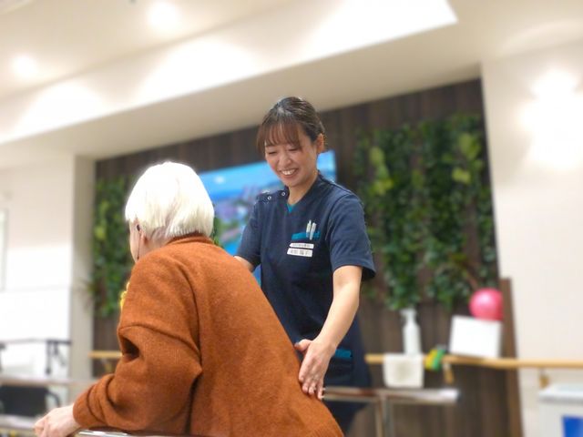 優しいスタッフのサポート姿 スタッフイメージ スタッフが高齢者を優しくサポートしている様子が見られます。仕事への温かなやりがいを感じられます。