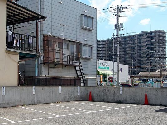 駐車場のある建物外観  