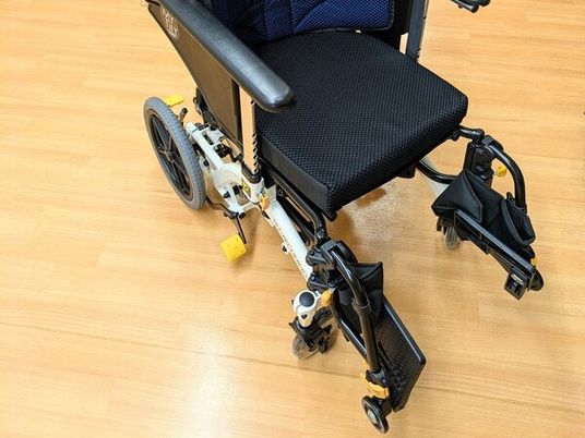 車椅子の座面と足元の居室  