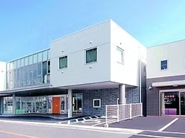 明るい外観の建物  