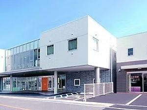 明るい施設外観  