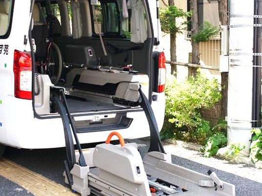 車いす乗降用車両の後方  