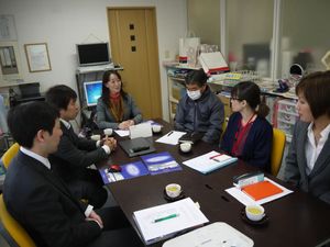 会議中のスタッフ会議室  
