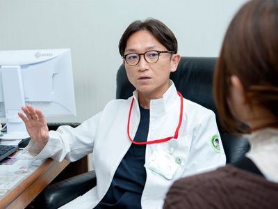 相談するスタッフ