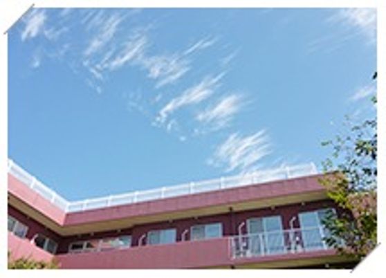 青空と建物の外観