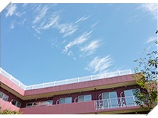 青空と建物の外観 外観 自然光に包まれた建物です。晴れた日には青空が広がり、爽やかな環境で働けます。