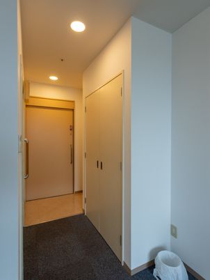 閉じた扉と廊下