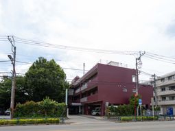 落ち着いた外観の建物