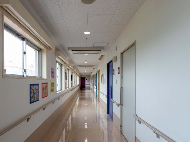 長い廊下 廊下 明るい光が差し込む長い通路です。左右に手すりがあり、歩行のサポートに配慮されています。