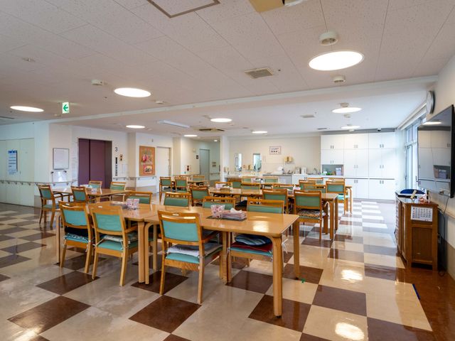 広々としたダイニングルーム ダイニングルーム 自然光がたっぷり差し込む広々とした食事スペースです。快適な環境でリラックスして食事を楽しめます。