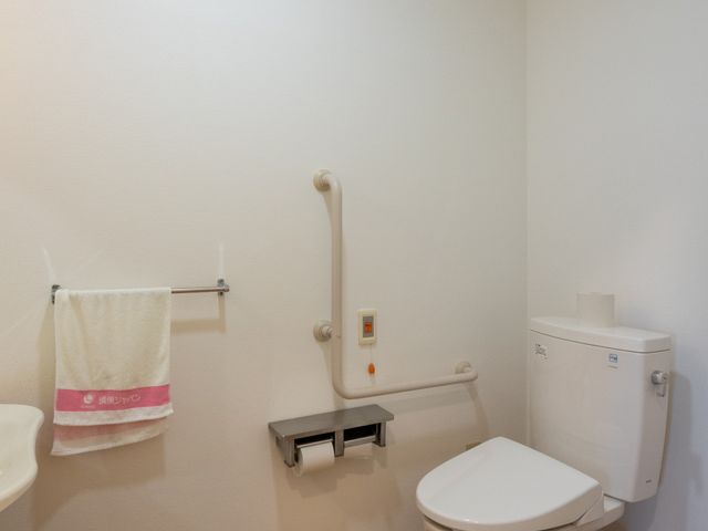 バリアフリーのトイレ トイレ バリアフリー設計のトイレです。手すりが設置されており、安全で使いやすくなっています。