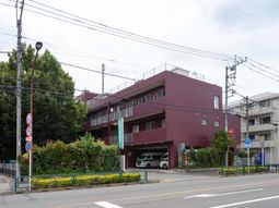 緑に囲まれた建物外観