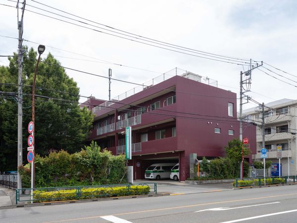 緑に囲まれた建物外観