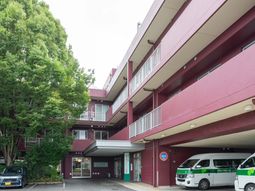緑に囲まれた建物