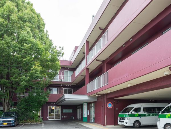 緑に囲まれた建物