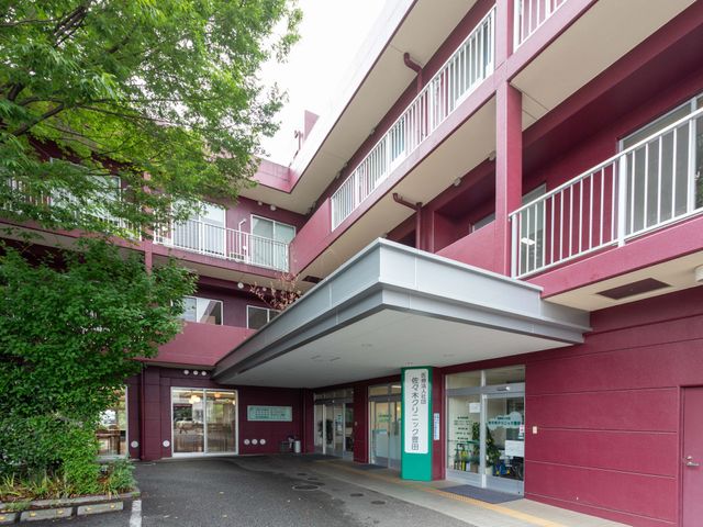 エントランスの外観 エントランス 広々とした通路と明るい色合いの建物、周囲に自然が感じられる安心の環境です。