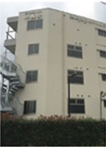 白い建物の外観