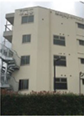 白い建物の外観