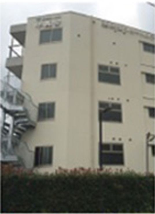 白い建物の外観