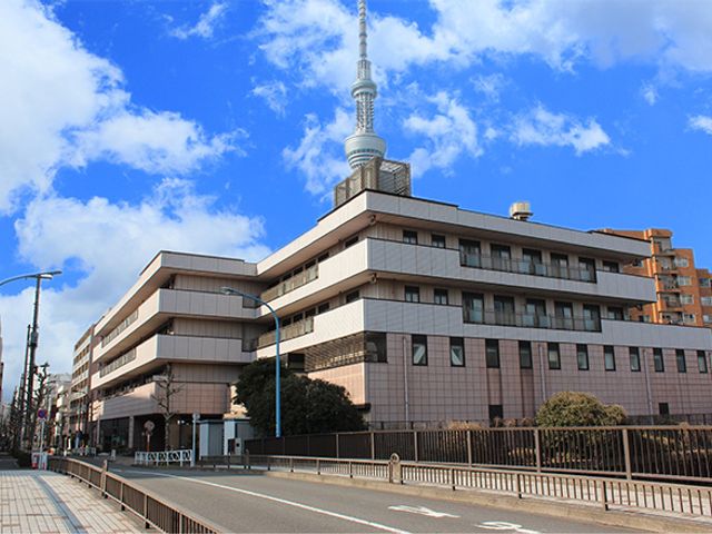 街中の建物外観 外観 都市に位置する施設の外観です。周辺には便利なアクセス環境があります。