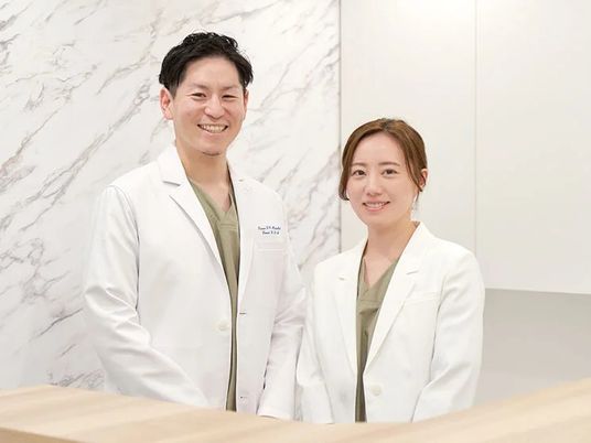 スタッフ2人の受付  