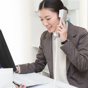 笑顔で電話対応するスタッフ