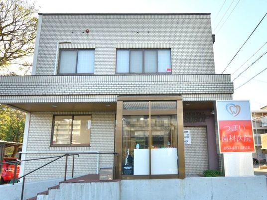 白い外壁の建物外観  