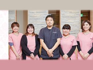 スタッフが並ぶロビー  
