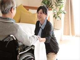 笑顔で手を握るスタッフ