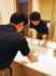 清潔な洗面台を手入れする人