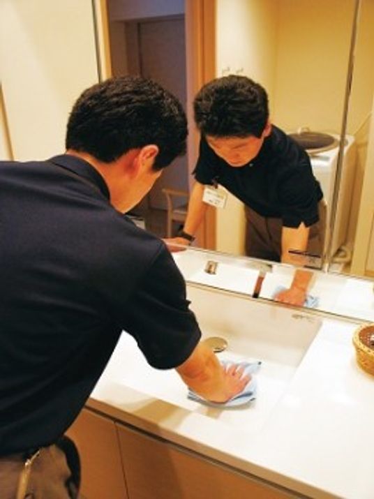 清潔な洗面台を手入れする人