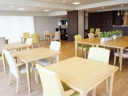 明るいエリアのダイニング