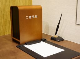 受付台とペン立て