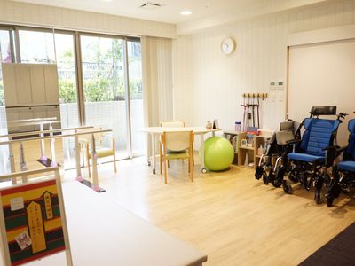機能訓練用具と車椅子の機能訓練室