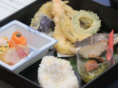 和食を盛りつけた食事風景