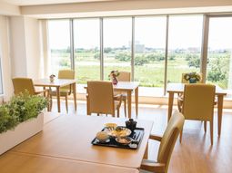 明るい食堂のテーブルセット