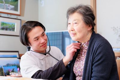 優しい笑顔の医療スタッフと高齢者
