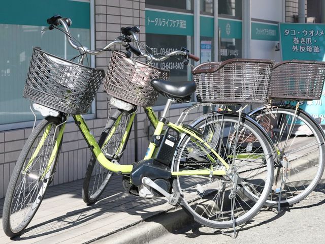 施設のエントランス前 エントランス 入り口前には、自転車が整然と並んでいます。利用者やスタッフの通勤に活用できる便利な環境です。