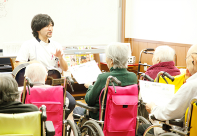 活動中の利用者とスタッフ