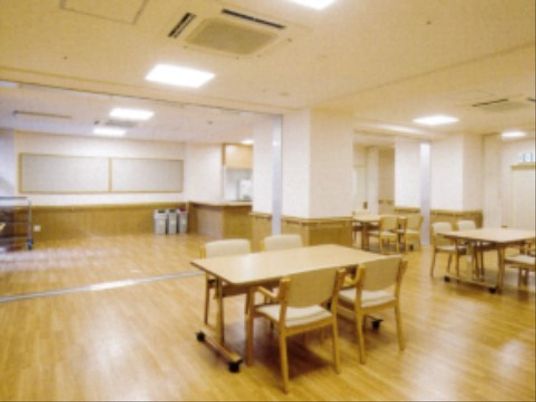 明るい共有ダイニング空間