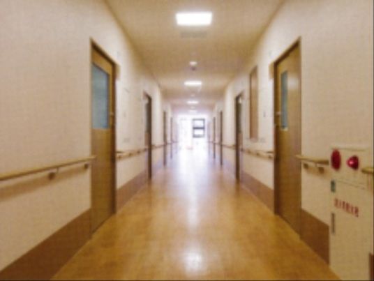 明るく清潔な廊下