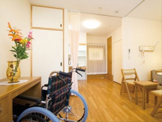 明るい個室の居室