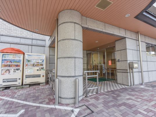 明るいエントランス風景