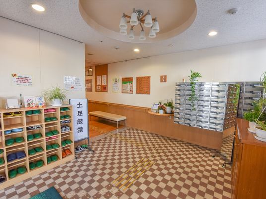 玄関の靴箱と掲示板