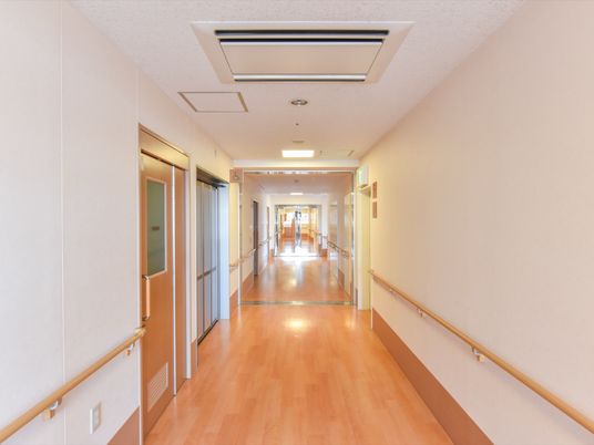 明るい廊下の風景