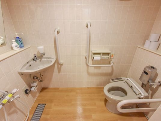 バリアフリー設計のトイレ