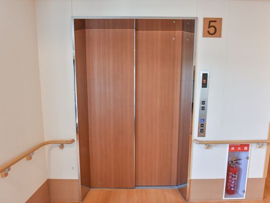手すり付きエレベーター