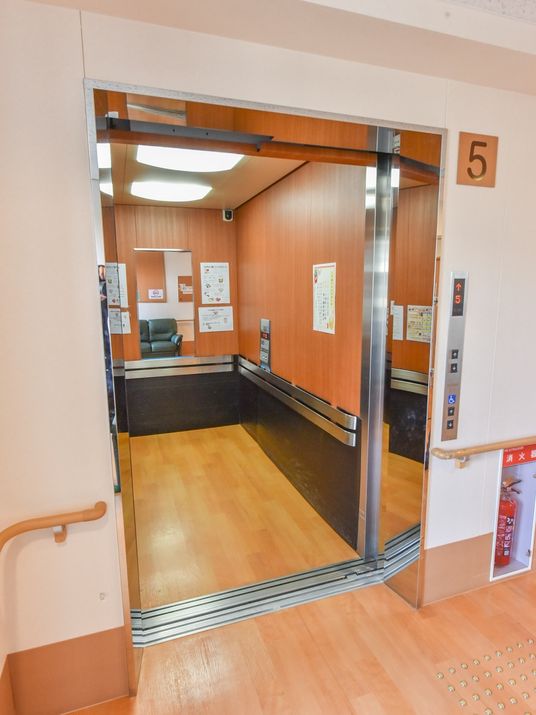 エレベーター前の廊下
