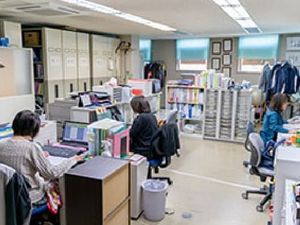 スタッフが働く事務室  