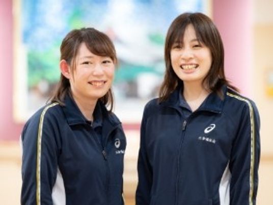 笑顔のスタッフ2人  